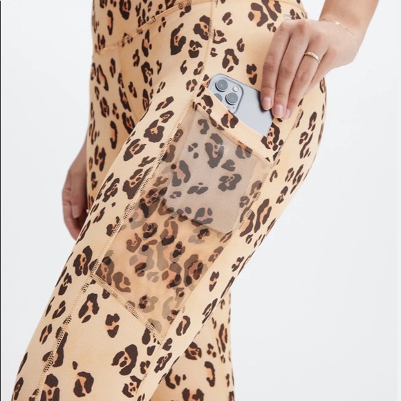 Fabletics high wasted pocket legging and medium impact sports bra - Picture 10 of 12